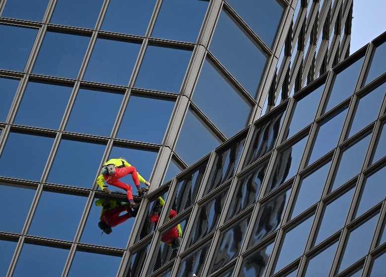 “Spider-Man” climbs 179-meter-tall tower to deliver “message of peace” (Photos)