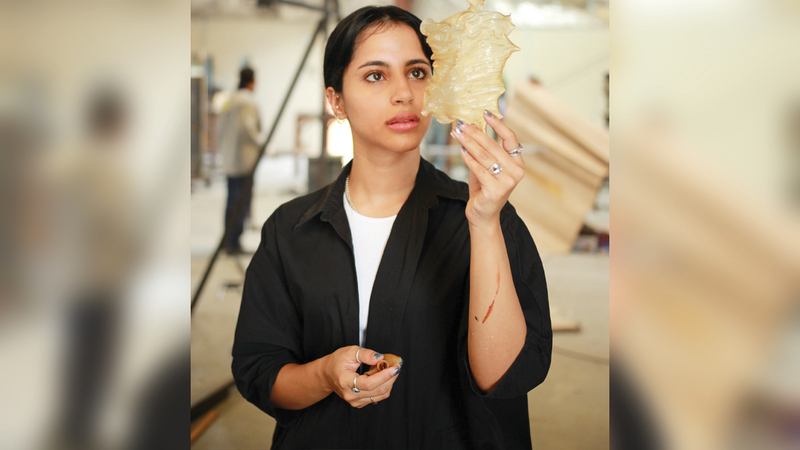 المصممة الإماراتية وفاء الفلاحي شاركت من خلال برنامج «تنوين» - الذي ينظمه مركز تشكيل الفني - بعمل خاص بالإضاءة، والذي صممته بمشاعر تحمل الحنين الى الماضي.