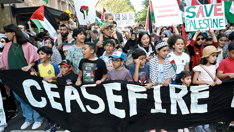 متظاهرون في أستراليا يطالبون بوقف إطلاق النار في غزة. إي.بي.إيه