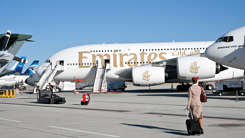 «طيران الإمارات» استهلت اليوم الأول من المعرض بطلب 95 طائرة إضافية ذات جسم عريض. تصوير: أحمد عرديتي