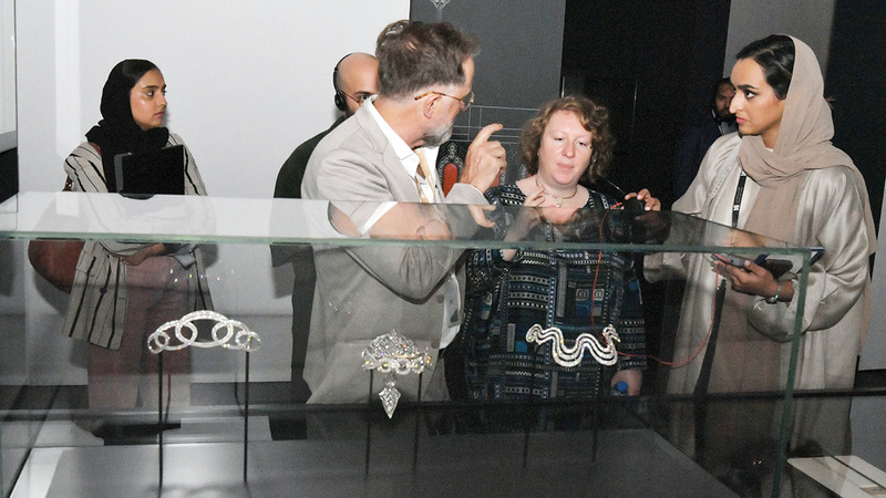 بصمات الفن الإسلامي حاضرة على قطع المعرض. تصوير: نجيب محمد