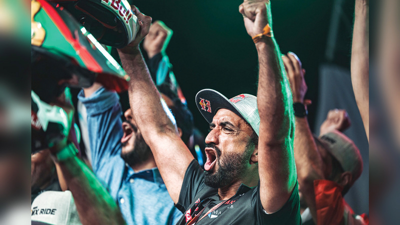 محمد البلوشي يحتفي بالفوز ببطولة العالم للدرّاجات النارية الصحراوية. تصوير: باتريك كاستيلو