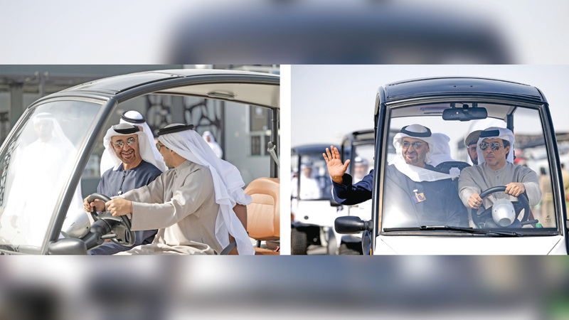 محمد بن زايد يرافقه منصور بن زايد  خلال جولة في أجنحة عدد من الشركات الوطنية والعالمية في معرض دبي للطيران. وام
