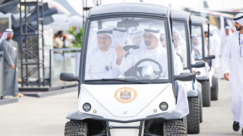 خالد بن محمد بن زايد خلال جولة في معرض دبي للطيران. وام