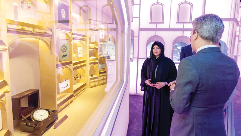 لطيفة بنت محمد خلال جولتها في أجنحة المعرض المقام في مركز دبي المالي العالمي بمشاركة أكثر من 60 علامة تجارية. من المصدر
