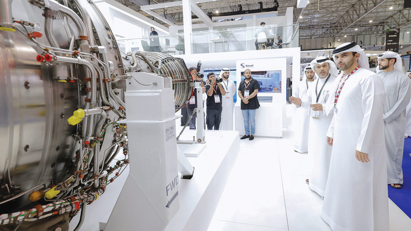 منصور بن محمد خلال زيارته لمنصات عدد من الشركات المشاركة في معرض دبي للطيران 2023. وام