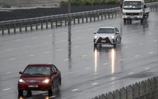 6 إجراءات للقيادة الآمنة أثناء هطول الأمطار