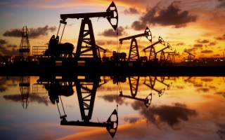 الصورة: توافر المعروض يدفع أسعار النفط نحو رابع خسارة أسبوعية