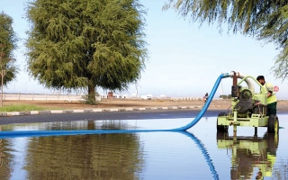 الصورة: الأمطار الغزيرة تغلق شوارع في رأس الخيمة