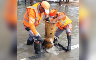 الصورة: &laquo;بلدية دبي&raquo; تتعامل مع تداعيات الأمطار بخطة استباقية