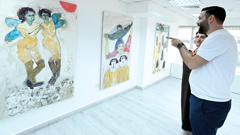 المعرض الذي يستضيفه «غاليري» إياد قنازع يعود به المزروعي بعد غياب. تصوير: نجيب محمد