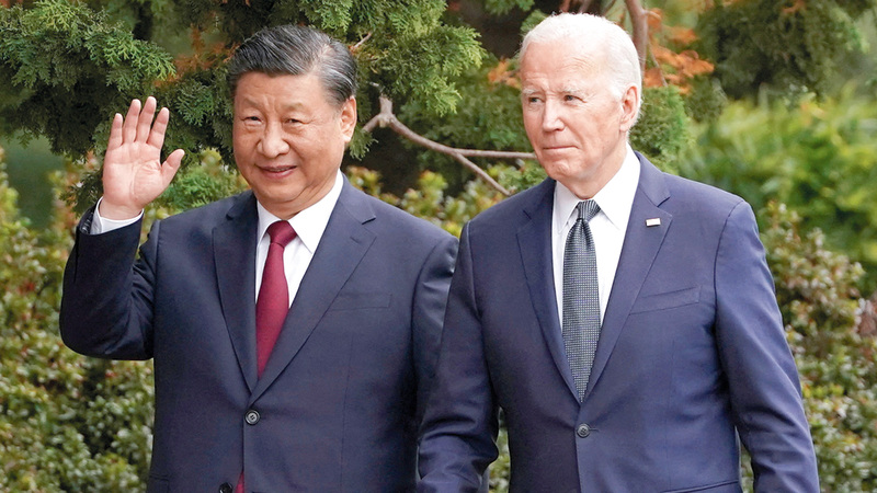 الزعيمان الأميركي والصيني خلال قمة «أيبك». رويترز