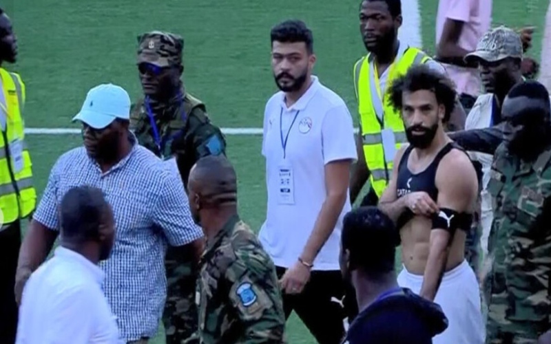 الصورة: محمد صلاح ينجو من هجوم جماهيري في مباراة مصر وسيراليون (فيديو)