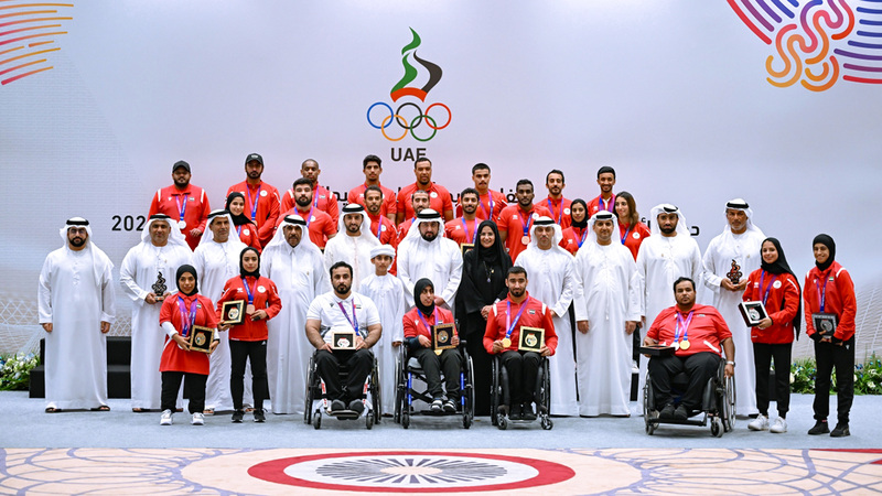 أحمد بن محمد خلال تكريمه أبطال الإمارات في دورتي الألعاب الآسيوية والألعاب البارالمبية الآسيوية. من المصدر