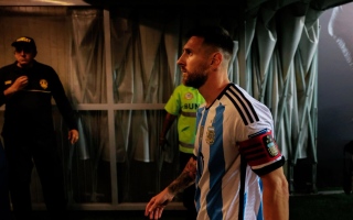 الصورة: أزمة لبطل العالم.. مدرب الأرجنتين يفجر مفاجأة وميسي يغادر بمفرده (صور)