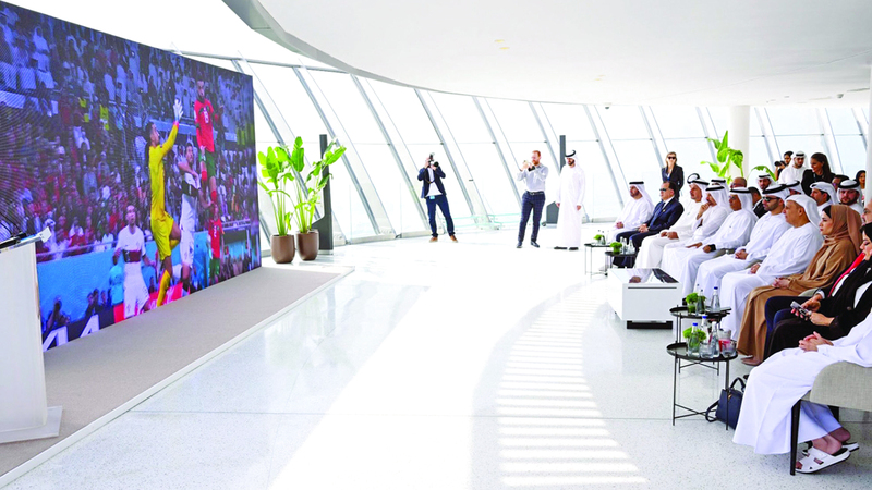 منصور بن محمد خلال حضوره حفل إعلان الفائزين في الجائزة.  من المصدر