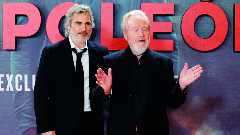 ريدلي سكوت وخواكين فينيكس خلال العرض الافتتاحي للفيلم في أميركا. أ.ف.ب