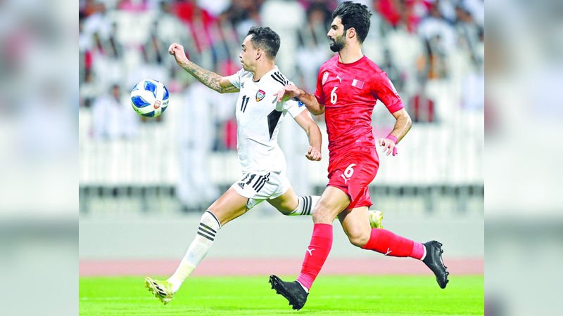 لاعب المنتخب كايو يسدّد الكرة في مباراة البحرين. من المصدر