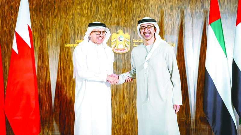 عبدالله بن زايد خلال لقائه عبداللطيف الزياني في أعمال اللجنة المشتركة الإماراتية البحرينية. من المصدر