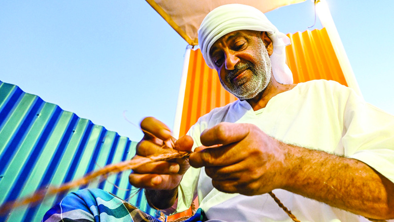 خميس المقبالي: حبال الصيد كانت تُصنع من ألياف النخيل، إذ يتم وضعها في الماء لأيام، ومن ثم تجفف في الشمس للتخلص من الأتربة.