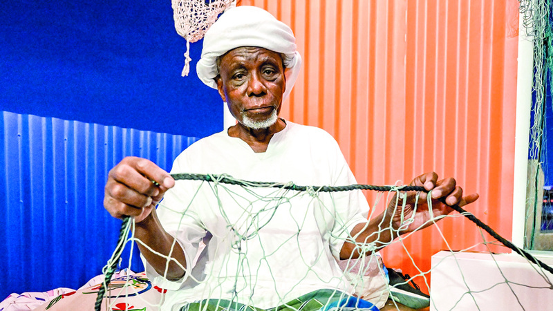 سالمين علوي: الشباك التي تصنع بخيوط (نايلون) اليوم، كانت في السابق من خيوط قطنية، وتستغرق شهراً كي تُنجز.