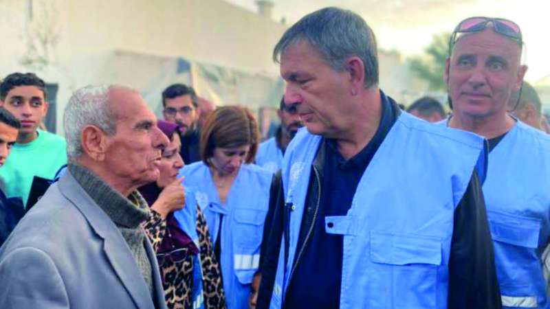 المفوض العام للأونروا فيليب لازاريني يلتقي النازحين. الإمارات اليوم