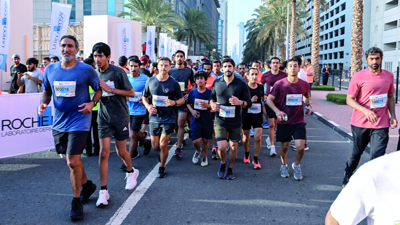 حمدان بن محمد خلال المشاركة أمس في «تحدي دبي للجري». من المصدر