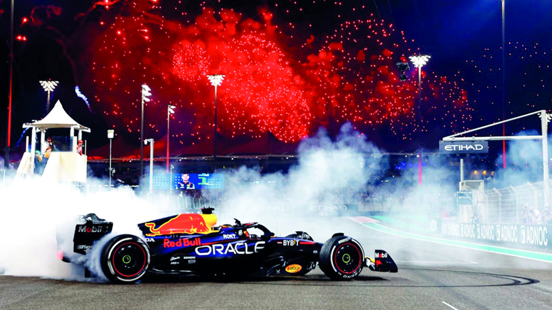 جانب من احتفالية فيرستابن بالفوز في سباق «مرسى ياس» وإسدال الستار على موسم استثنائي. من المصدر