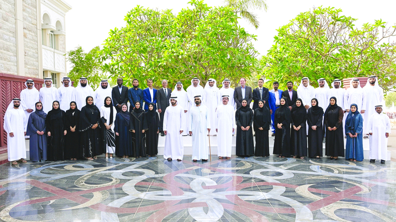 محمد بن راشد خلال استقباله بحضور حمدان بن محمد مجموعة من خبراء وباحثي هيئة كهرباء ومياه دبي. وام