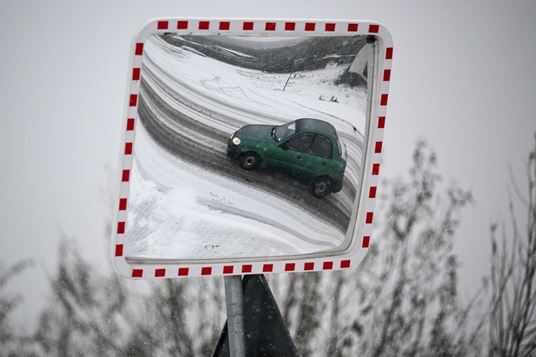 تساقط الثلوج في برزيميسل، جنوب شرق بولندا، اليوم. الصور عن EPA