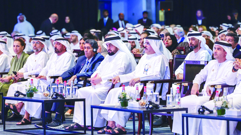 أحمد بن محمد خلال افتتاح الدورة التاسعة للقمة العالمية للاقتصاد الأخضر بحضور أحمد بن سعيد. وام