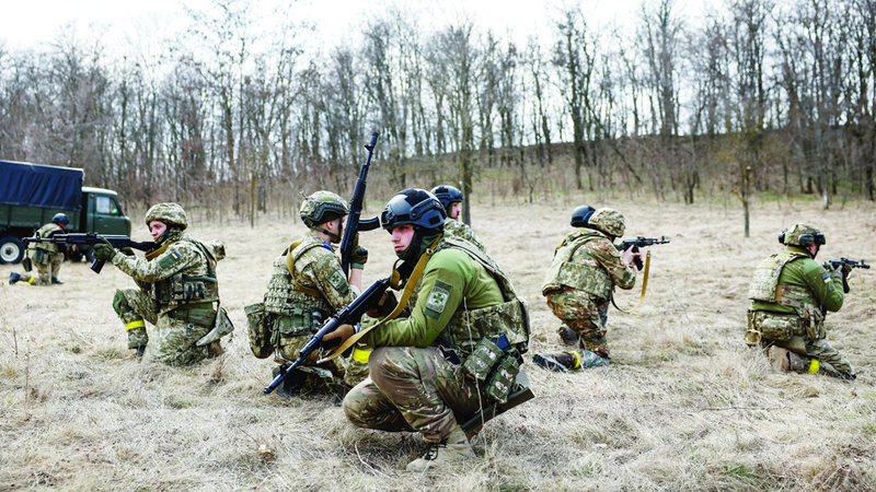 جنود أوكرانيون يتلقون التدريب قبيل الهجوم المضاد. أرشيفية