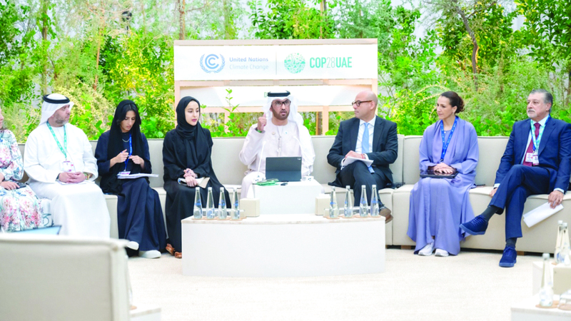 رئيس &laquo;COP28&raquo; استعرض التقدّم الذي حققه فريق المؤتمر خلال العام الماضي بحضور شما المزروعي ومريم المهيري ورزان خليفة المبارك. من المصدر