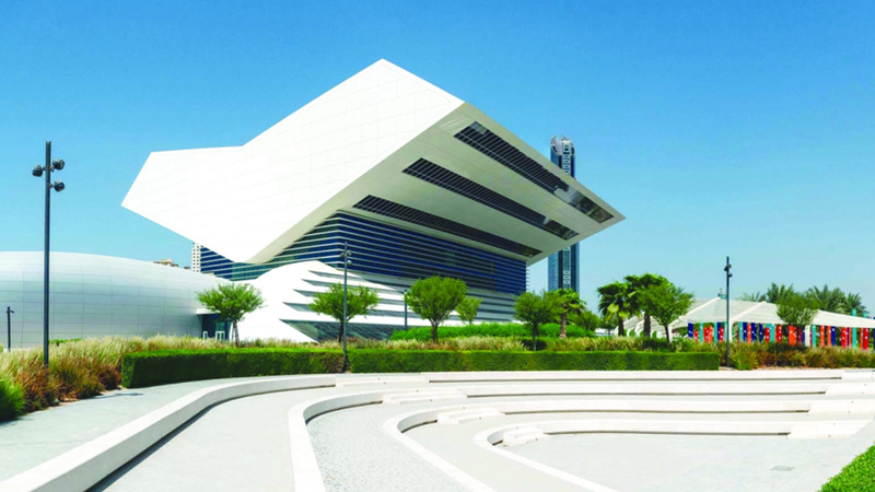 يتيح المشروع  الفرصة لزوار المكتبة لقراءة وسماع كتب بلغات عالمية عدة، وذلك باستخدام تقنيات الذكاء الاصطناعي.  الإمارات اليوم