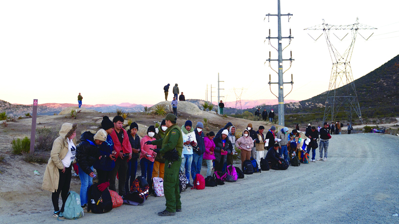 عشرات من المهاجرين عند الحدود الأميركية. إي.بي.إيه