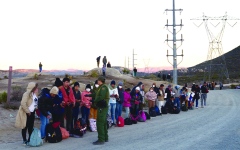 الصورة: أحداث وصور.. مهاجرون على الحدود الأميركية معتقلون في الهواء الطلق
