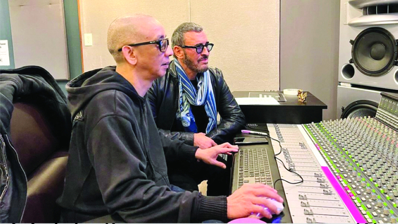 كاظم الساهر خلال عمليات تسجيل الأغنية  التي سيتم التبرع  بالجزء الأكبر من عائدات بثها لدعم الجهود الإنسانية. من المصدر