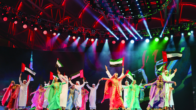 العرض الذي تستضيفه القرية العالمية يرتحل في حكاية ملحمية من خلال 24 موهوباً في لوحات ترسم رحلة الدولة منذ التأسيس والبناء وحتى الوصول إلى الفضاء. من المصدر