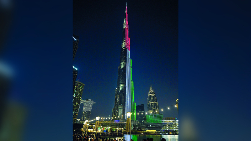 برج خليفة المَعلَم العالمي الشهير تزيّن بعلَم الإمارات بهذه المناسبة الغالية.  تصوير: أشوك فيرما