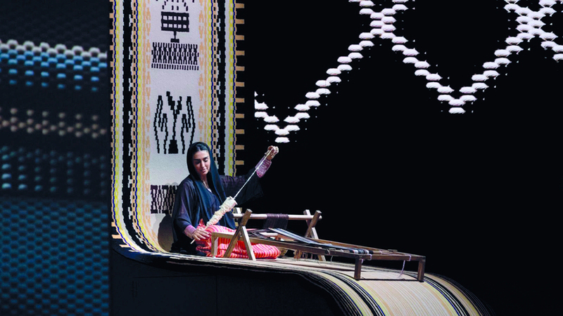 عبر نسيج السدو وخيوط تحيك إرث الوطن نُسجت حكاية  اتحاد دولة الإمارات ومسيرتها في الاحتفال الرسمي لعيد الاتحاد الـ52 الذي نظمته لجنة الاحتفالات في مركز أبوظبي الوطني للمعارض. من المصدر