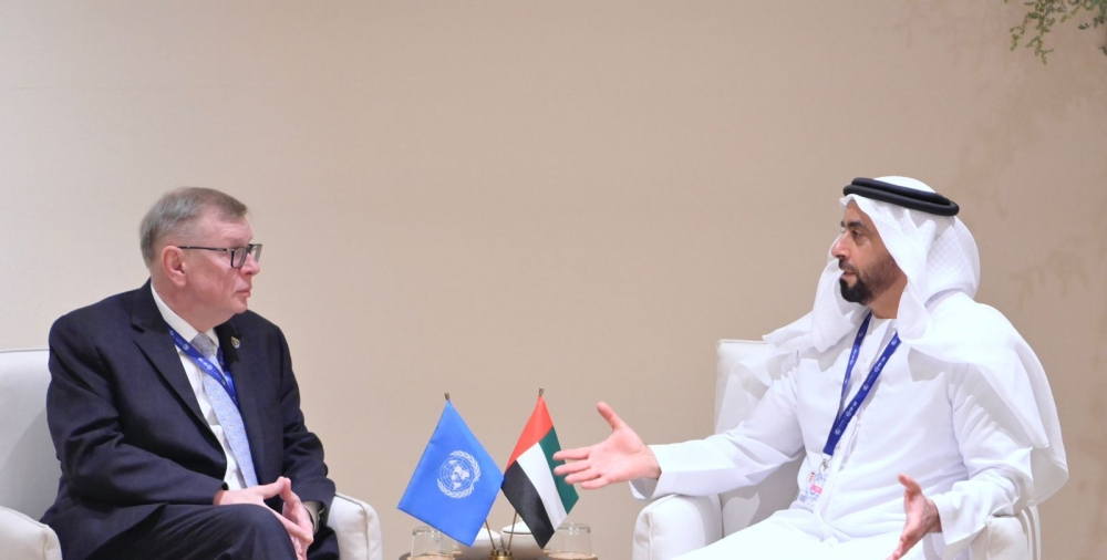سيف بن زايد مع الأمين المساعد لسيادة القانون والمؤسسات الأمنية في الأمم المتحدة ألكسندر زويف.  وام