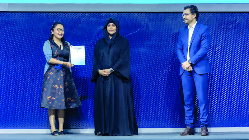 لطيفة بنت محمد خلال تكريمها الفائزين بجوائز معرض «ابتكارات للبشرية 2023». وام