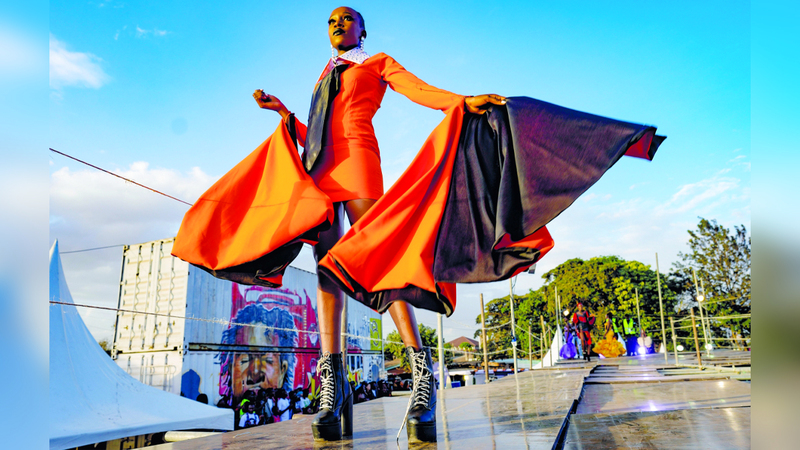 توفر مصممة الأزياء ملابس بسيطة وفي الوقت نفسه قوية من ناحية اختيار المواد والألوان. أ.ف.ب