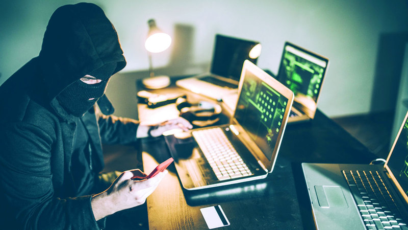 شرطة دبي تحذر من الثقة المفرطة والاحتفاظ بمحتوى شخصي على الإنترنت. أرشيفية