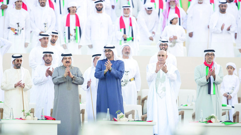 محمد بن زايد خلال متابعته «مسيرة الاتحاد» لأبناء القبائل. وام