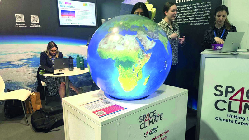 الكرة تتوسط جناح منظمة Space4Climate التي تترأسها وكالة الفضاء البريطانية. الإمارات اليوم