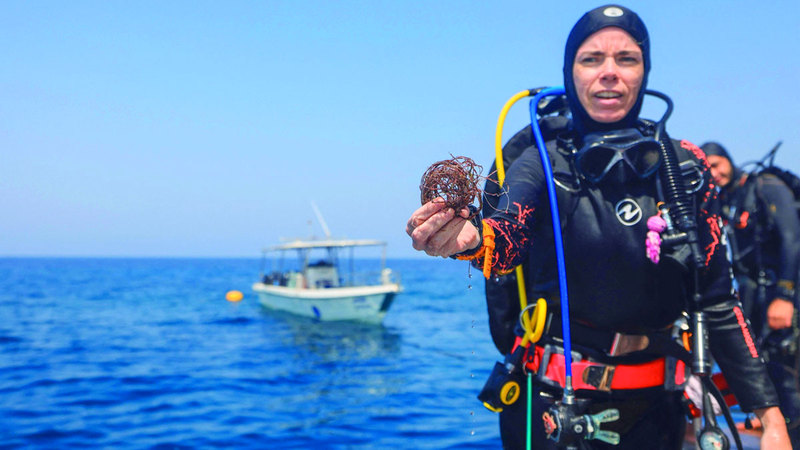 الغوّاصة جنان العصفور من أبرز وجوه الحفاظ على الشعاب المرجانية في عُمان. أ.ف.ب