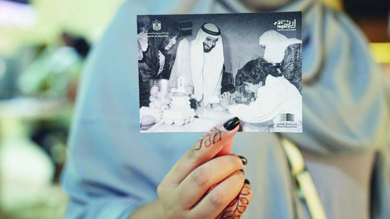 البطاقة توثّق لزيارة الشيخ زايد إحدى المدارس. تصوير: علي ملحم
