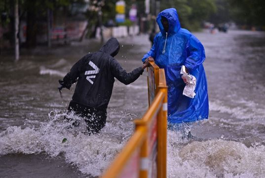 وقال متحدث باسم وزارة الطيران المدني الاتحادية إن الأمطار توقفت وانحسرت المياه في مطار تشيناي، وبدأ المطار في العمل اعتبارا من التاسعة صباحا بالتوقيت المحلي.