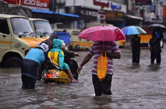 وفي تشيناي عاصمة تاميل نادو، وهي أكبر مدينة في الولاية ومركز رئيسي للإلكترونيات والتصنيع، جرفت مياه الفيضانات سيارات وغمرت مدرجا للطائرات، مما تسبب في إغلاق مطارها.